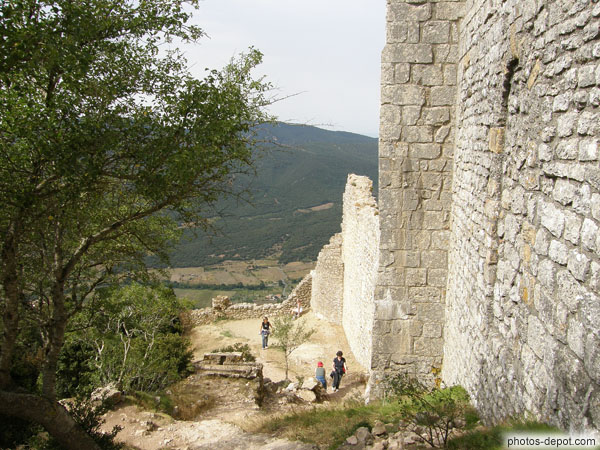 photo de ruines du chateau cathare dominant la vallée