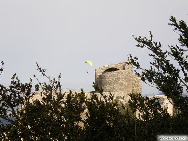 photo de Donjon du chateau primitif et parapente