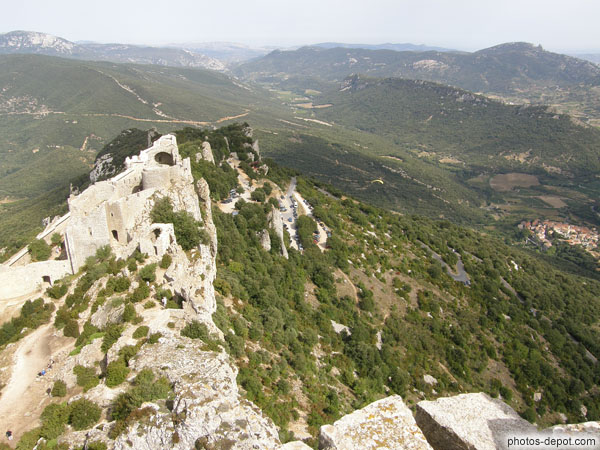 photo de vue du chateau bas, sur promontoire éffilé en proue, et route en lacets