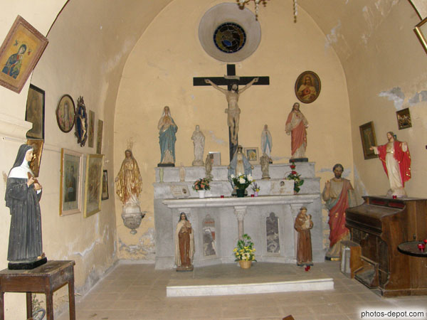photo d'Autel latéral aux multiples statues de saints