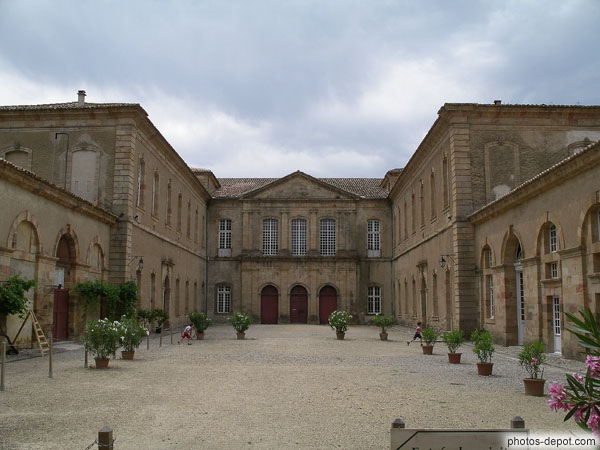 photo de Cour centrale de l'abbaye Sainte Marie D'Orbieu, facade renaissance