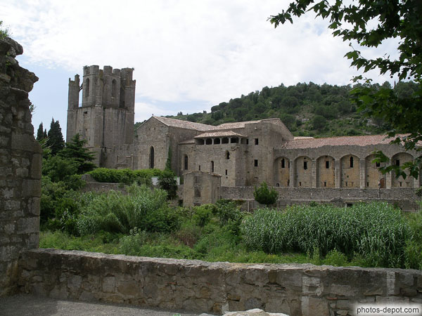 photo de Majestueux batiments de l'Abbaye Ste Marie d'Orbieu
