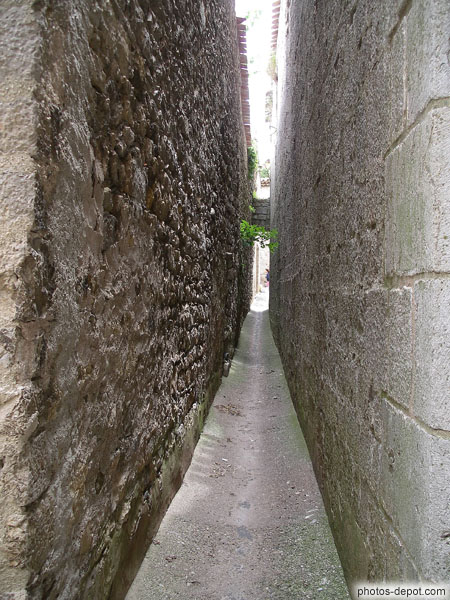 photo de passage étroit derrière l'église St Michel