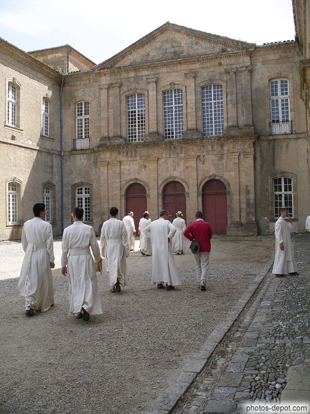 photo de moines en robe blanche dans l'Abbaye Ste Marie d'Orbieu