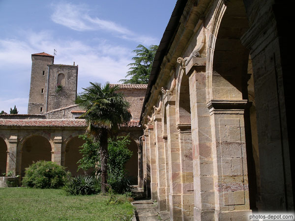 photo de cloitre de l'Abbaye Ste Marie d'Orbieu