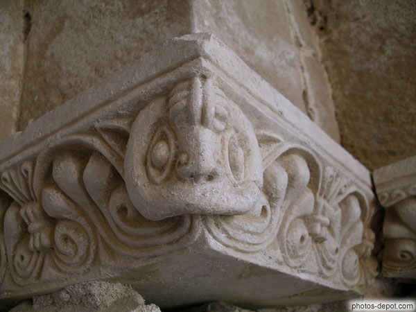 photo de détail chapiteaux de colonnes du cloître de l'Abbaye Ste Marie d'Orbieu