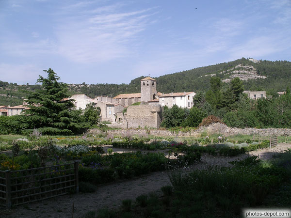 photo d'Eglise St Michel vue du jardin de l'Abbaye Ste Marie d'Orbieu