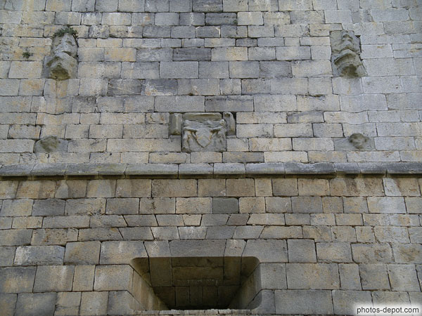 photo de blason et statues ornaient le mur au dessus de la porte d'entrée de la tour