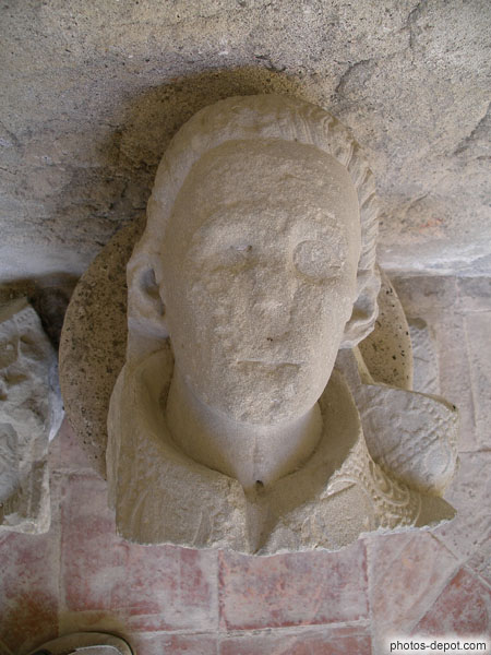 photo de Buste d'un gisant d'Abbé, grès
