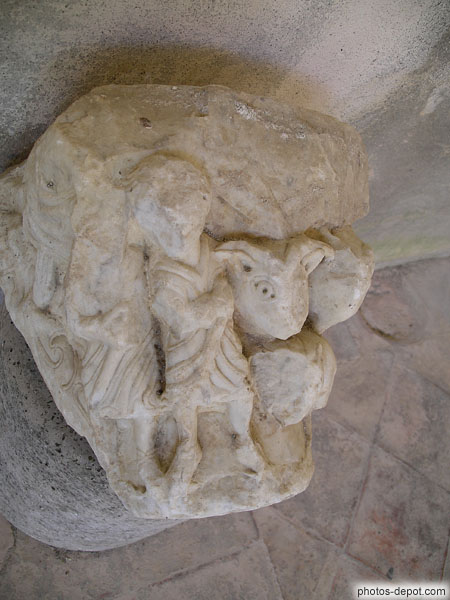 photo de chapiteau d'Adam et Eve, marbre