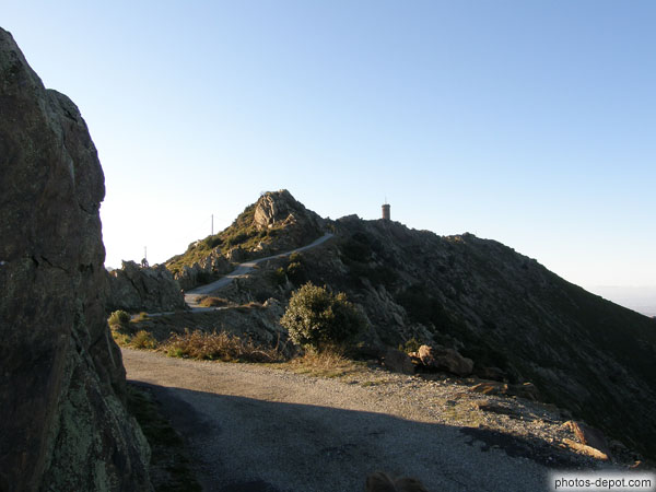 photo de chemin menant à la Tour Madeloc