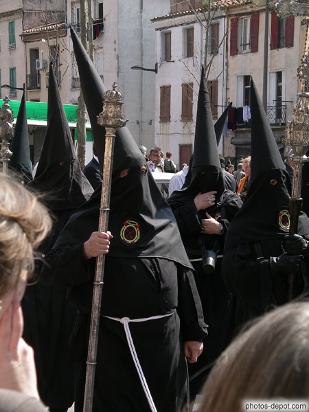 photo d'hommes en costumes noir, masque et chapeau pointu, Procession de la Sanch