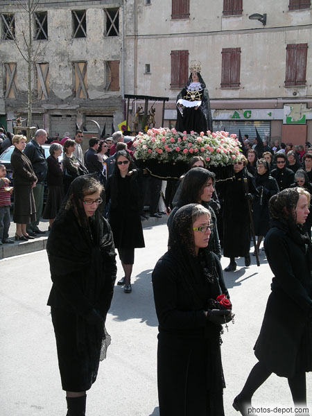 photo de femmes en noir portant la Pieta, Vierge couronnée au coeur transpercé de poignards, Procession de la Sanch