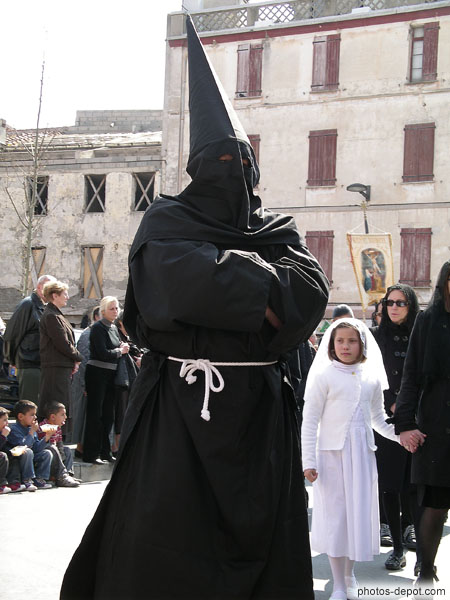 photo d'homme masqué de noir et fillette en blanc, Procession de la Sanch