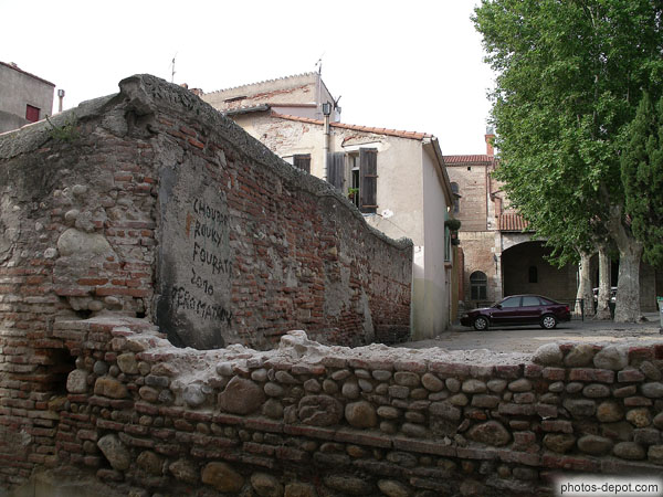 photo de mur de galets et briques devant église St Jacques