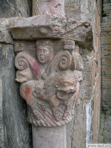 photo de détail chapiteau de colonne en marbre rose du portail