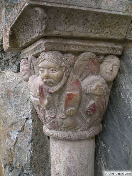 photo de détail chapiteau colonne de marbre rose du portail