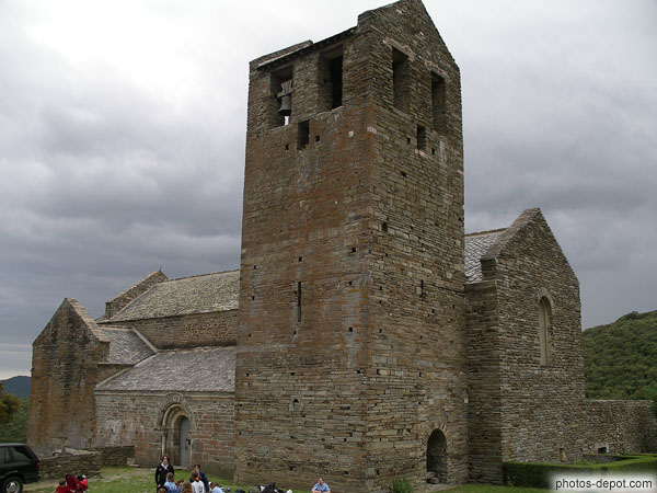 photo de Tour clocher et église romane