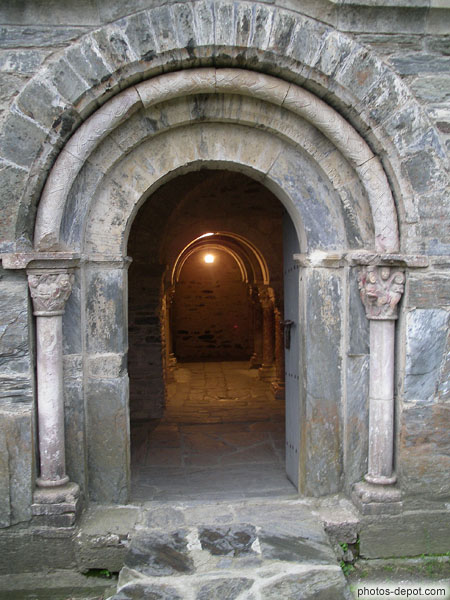 photo de portail d'entrée et voute romane