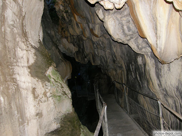 photo de stalactites en formation