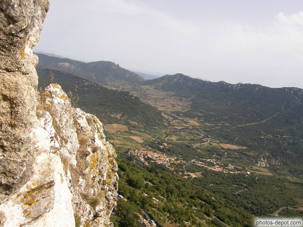 photo de plaine du Roussillon et chateau de Quéribus