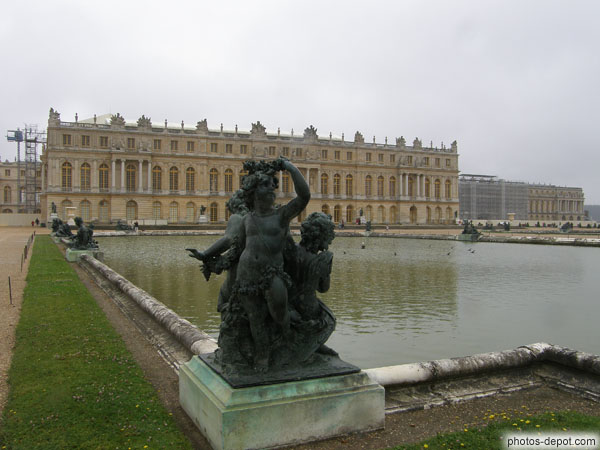 photo d'enfants et bassin devant Versailles