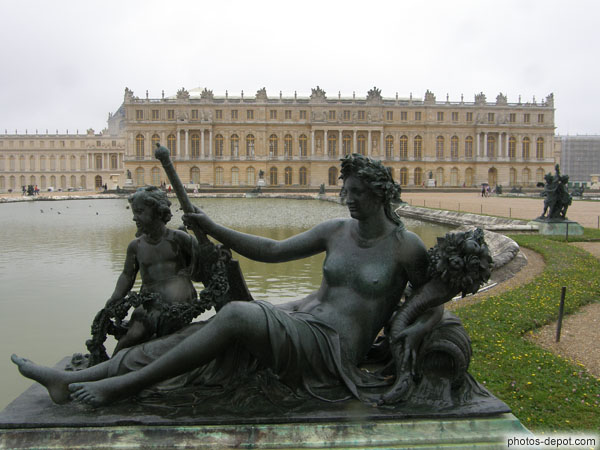 photo de bronze de femme nue et bassin devant Versailles