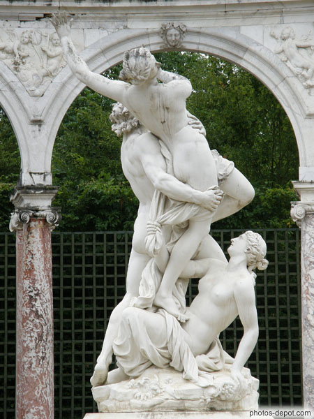 photo d'homme et femmes, marbre blanc