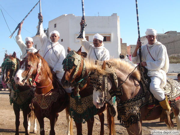 photo de chasseurs marocains fusils levés et chevaux décorés