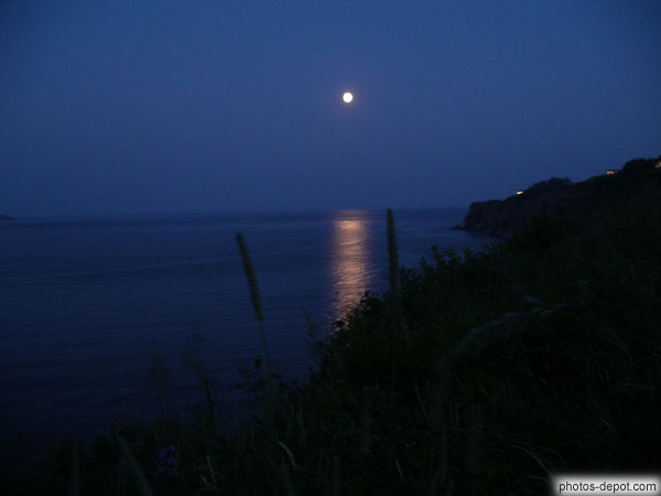 photo de pleine lune sur la mer