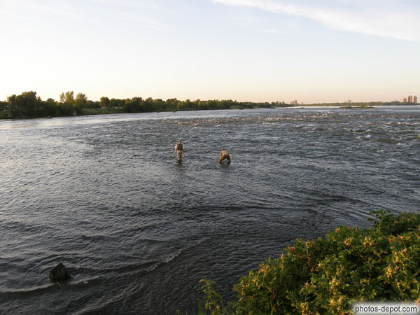 photo de pêcheurs en bottes dans les rapides
