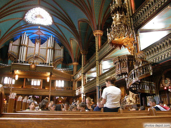 photo de riches ornementations de la basilique Notre Dame et orgue