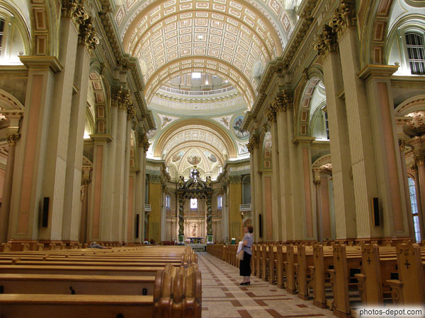 photo d'intérieur Cathédrale Marie Reine du monde