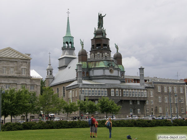 photo de Notre Dame de Bonsecours dresse face au port sa grande statue de la Vierge protectrice des marins