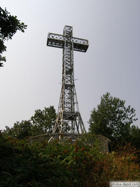 photo de Croix de fer élevée au sommet du Mont Royal en souvenir de la croix de bois érigée ici par Jacques Cartier en 1531
