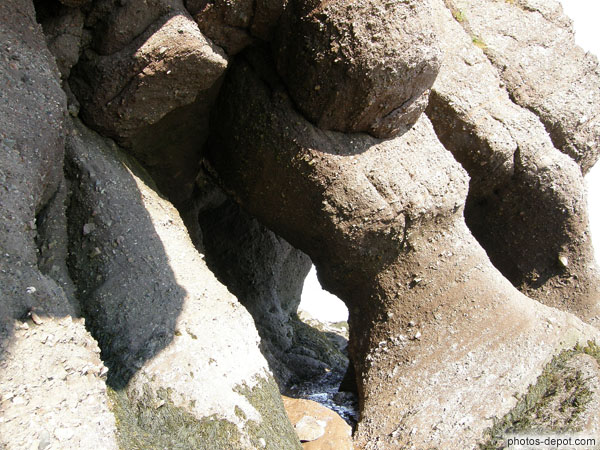 photo de l'eau érode la roche et forme des colonnes immenses