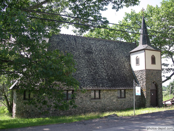 photo de petite église de pierre et toit d'ardoises