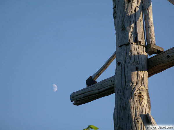 photo d'Hache plantée sur vieille croix de bois et demi-lune