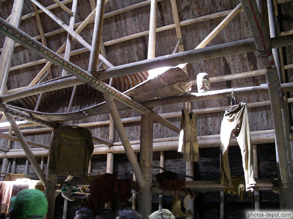 photo de Structure de bois attachés dans la maison longue