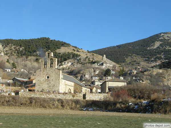 photo de mur clocher d'église et tour féodale