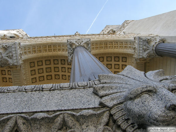 photo de Colonnes doriques supportant le portail d'entrée de la basilique
