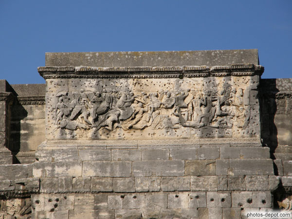 photo de grande bataille aux corps enchevêtrés sculpté sur l'attique de l'arc de triomphe
