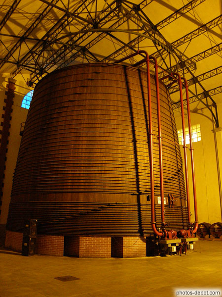 photo de 1 000 200 litres, 100 tonnes, 10 m de haut, 12 m de diamètre, construite en 15 ans, 1ere mise en vins en 1950
