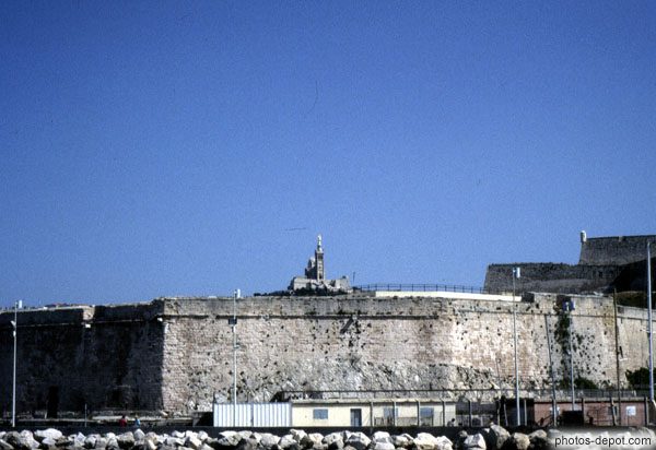photo de remparts, basilique et statue