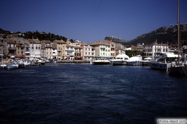 photo de maisons et bateaux sur le port