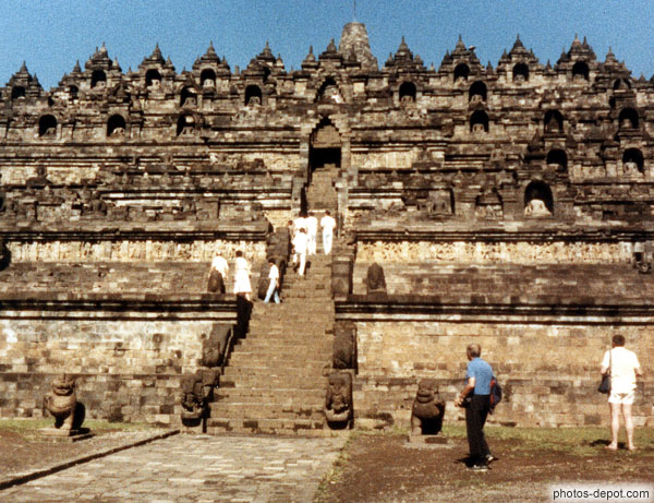 photo de temple aux multiples escaliers et statues