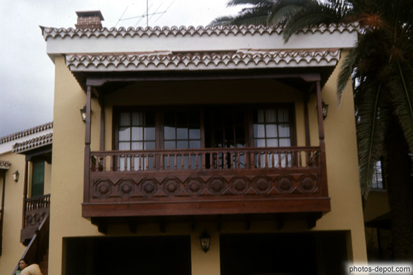 photo de balcon de bois ouvragé