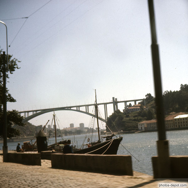photo de bateau à voile  et pont