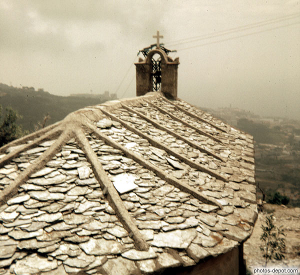 photo de vieille chapelle au toit de lauzes