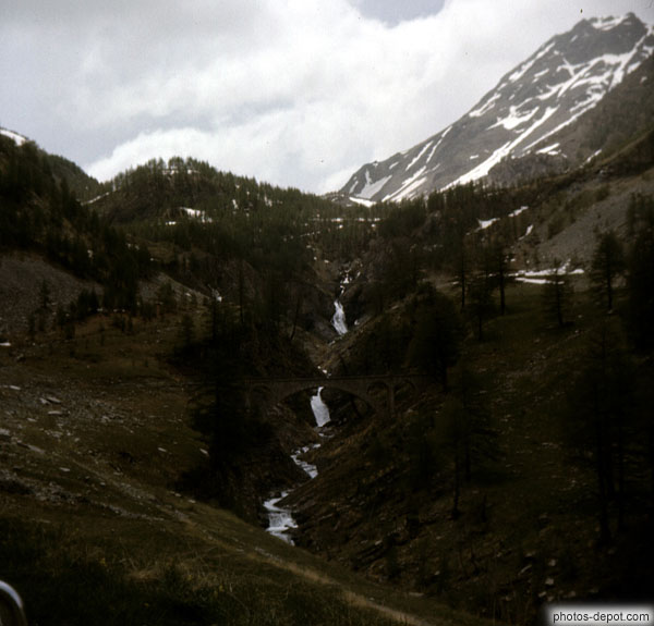 photo de torrent traversant la montagne